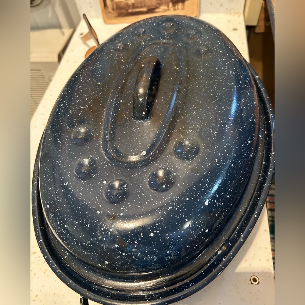 Timeless Charm: Made in the USA Vintage Blue & White Speckled 16-Inch Roast Pan